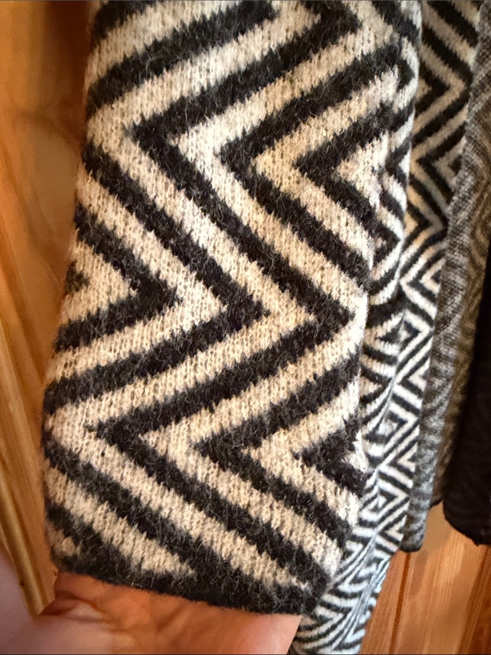 Joseph A. Women's Gray and White Chevron Cozy Soft Cardigan Hooded Sweater Sz M - Picture 6 of 7